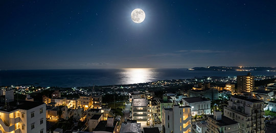 太陽も月も、この空から。